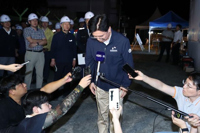 김영훈 고용노동부 장관이 19일 오후 경북 청도군 화양읍 삼신리 무궁화호 열차 사고 현장 인근에 마련된 상황실을 찾아 희생자 유가족과 국민 앞에 머리 숙여 사과하고 있다