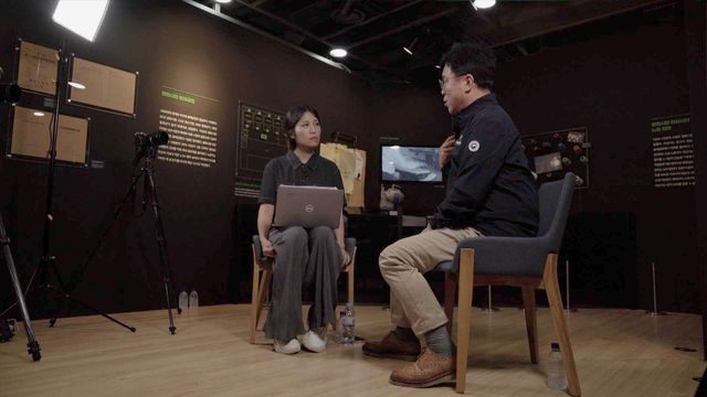 BBC 취재진의 질문에 답변하는 김영훈 장관