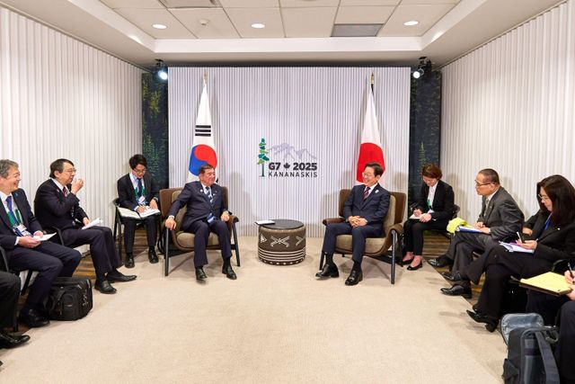 이재명 대통령이 17일(현지시간) 캐나다 앨버타주 캐내내스키스 주요 7개국(G7) 정상회의장에서 이시바 시게루 일본 총리와 한·일 정상회담 하는 모습