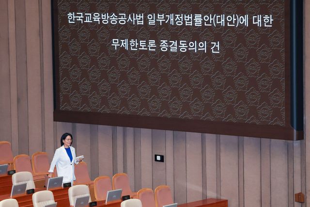 최민희 국회 과학기술정보방송통신위원장이 22일 서울 여의도 국회 본회의장에서 한국교육방송공사법 개정안에 대한 무제한토론 종결동의의 건 무기명 투표를 하고 있다.