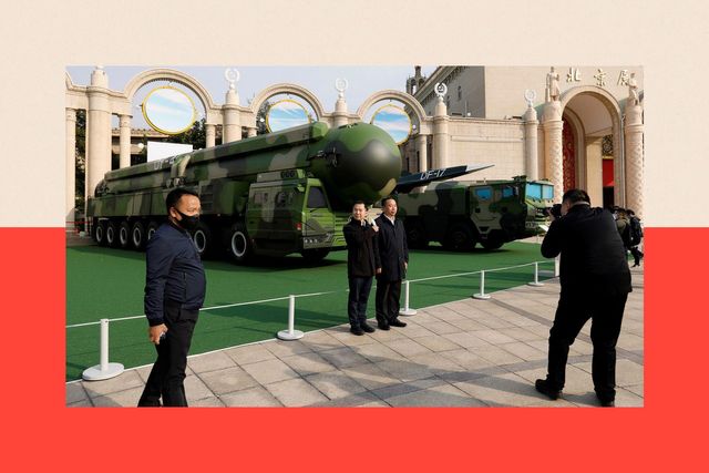 DF-17 극초음속 미사일 등 군사 무기 앞에서 사진을 촬영 중인 사람들 