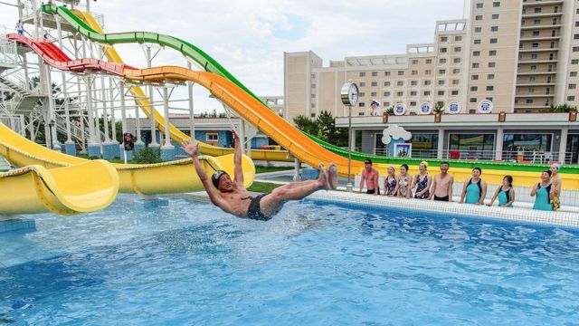 원산 갈마 관광지구 내 미끄럼틀을 이용하는 북한 관광객들의 모습