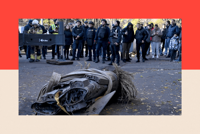 사람들이 2024년 11월 키이우 주거 건물과 부딪힌 뒤 떨어진 러시아의 극초음속 미사일 ‘지르콘’ 잔해를 보고 있다 