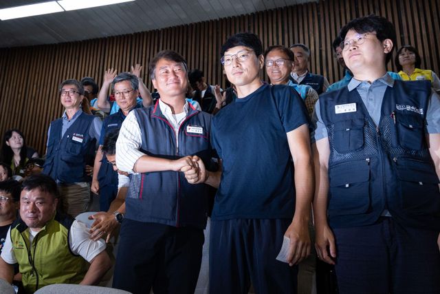 양경수 민주노총 위원장이 24일 서울 여의도 국회에서 열린 제428회 국회(임시회) 제2차 본회의에서 전국금속노조 유최안 한화오션(옛 대우조선해양) 사내하청지회 조합원의 손을 잡고 노동조합 및 노동관계조정법 일부개정법률안(대안) 가결을 지켜보고 있다