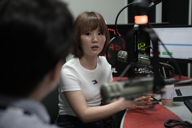 지난 2023년 10월 동해를 건너 한국에 정착한 강규리 씨(25)가 BBC와 인터뷰를 갖고 있다