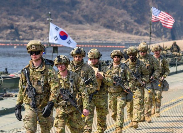 임진강 다리를 건너는 주한미군 