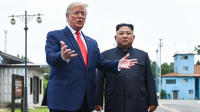 공동경비구역에서 만난 트럼프와 김정은의 모습