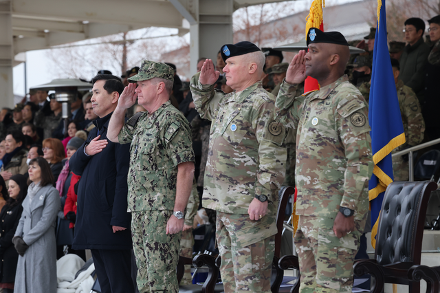 지난해 12월 20일 경기도 평택시 캠프 험프리스에서 열린 유엔사·연합사·주한미군사 사령관 이취임식에서 김선호 국방부 장관 직무대행, 새뮤얼 퍼파로 미 인도태평양사령관, 폴 러캐머라 이임 사령관, 제비어 브런슨 신임 사령관이 국민의례를 하고 있다. 