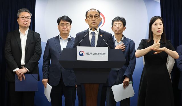 고학수 개인정보보호위원회 위원장이 28일 서울 종로구 정부서울청사에서 브리핑을 갖고 SK텔레콤에 대한 제재안을 발표하고 있다