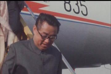 모리타니 공항에 도착해 비행기를 내려가는 김일성