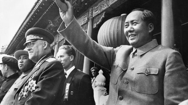 천안문 성루에서 열병식을 관람하는 김일성과 마오쩌둥, 저우언라이