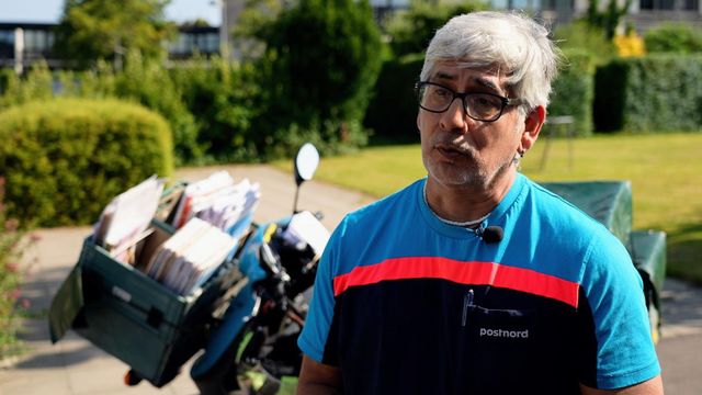 우체부 허먼 모야노는 요즘 배달할 편지 양이 크게 줄었다고 말했다