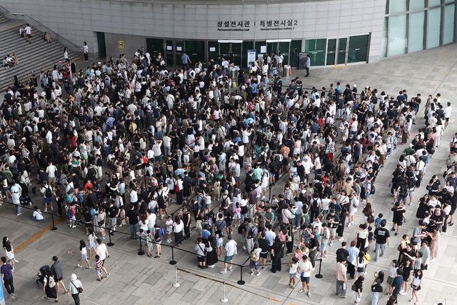 국립중앙박물관에 긴 줄을 서 있는 사람들