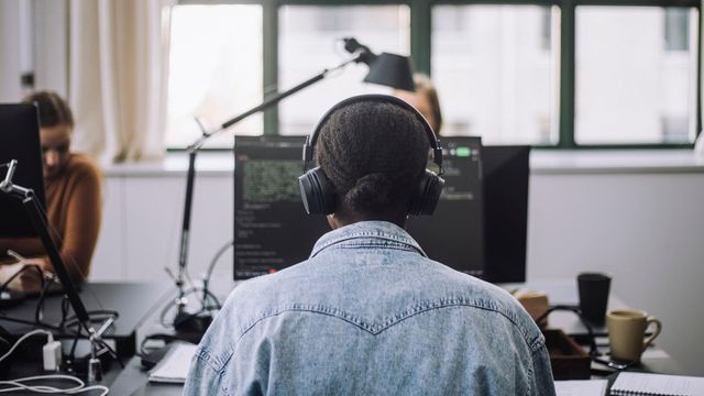 사무실에서 일하고 있는 여성의 뒷모습