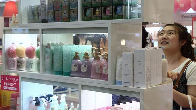 롯데몰 김포공항점 에뛰드하우스 매장에서 한 고객이 화장품을 살펴보고 있다.