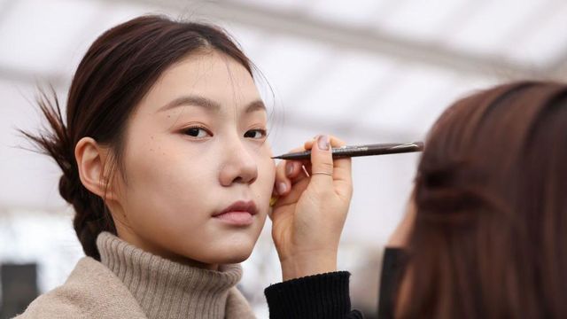 2022 서울패션위크에서 미스지 컬렉션 런웨이 쇼의 프리레코딩 중 모델이 모습이 포착됐다