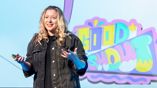 연설 중인 에이미 킨