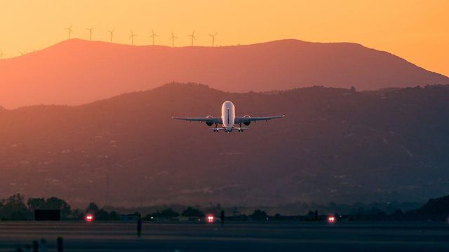 활주로에서 비행기가 날아오르고 있다