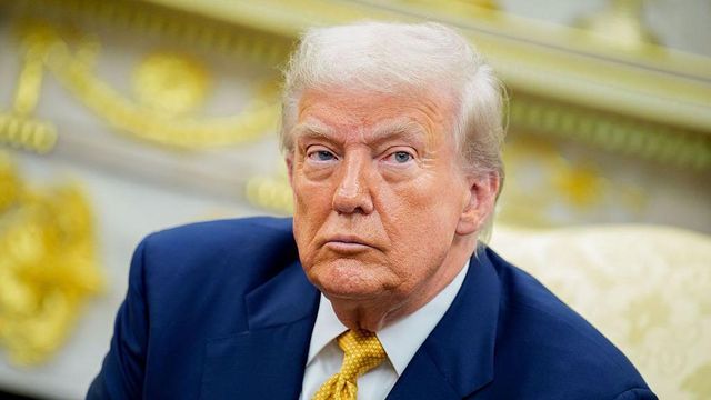 백악관 오벌오피스에 앉아 있는 트럼프 전 대통령. 노란 넥타이와 파란색 슈트를 착용했다