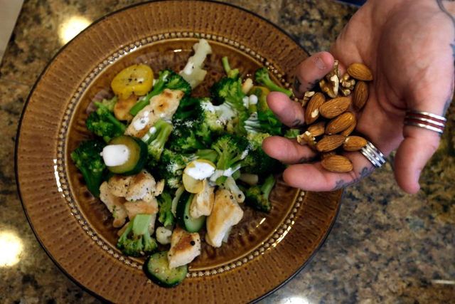 치킨과 채소, 견과류를 포함한 다이어트 식사가 담긴 그릇