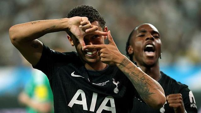 '사진 찍는 포즈'의 세리머니를 하는 브레넌 존슨의 모습