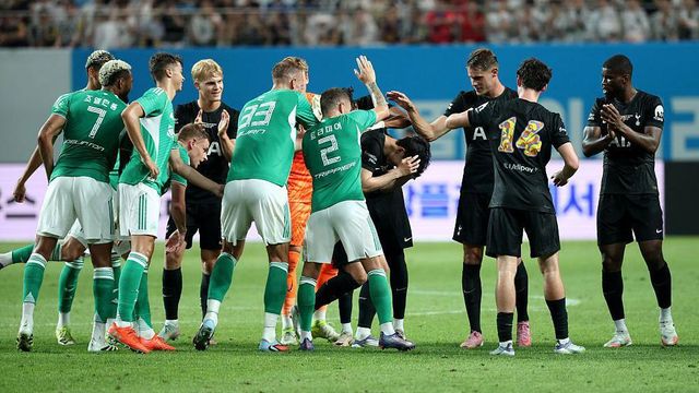 경기장을 떠나는 손흥민 주위에 늘어선 선수들의 모습