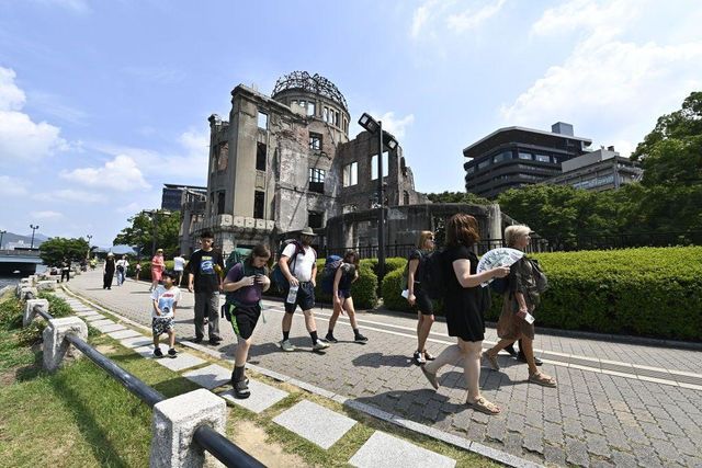  히로시마 평화기념공원을 찾은 시민들