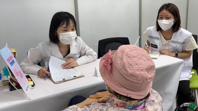 원폭 피해자 건강조사를 진행하고 있는 일본 의료진