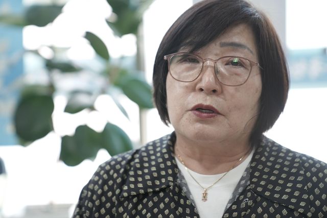 눈물을 흘리는 피폭자 2세대 한정순 씨