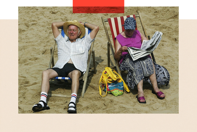 2003년 8월 6일 영국 블랙풀 해변에서 일광욕을 즐기는 부부의 모습