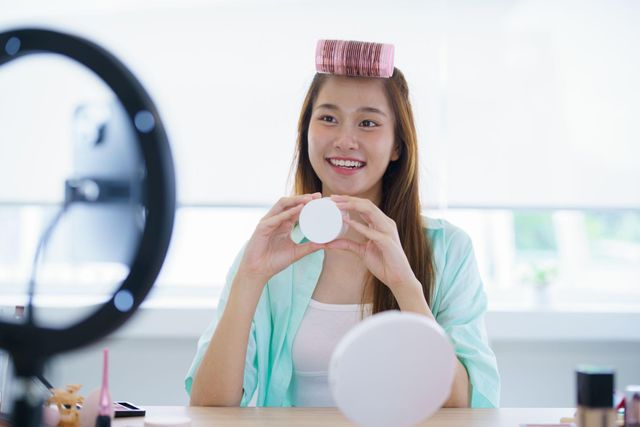 화장품을 소개하는 영상을 촬영하는 인플루언서