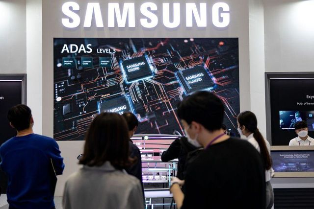 삼성 반도체 전시를 보고 있는 사람들