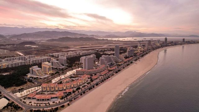 2024년 12월 29일 북한 원산에 새로 건설된 갈마 해안 관광지구의 스카이라인 전경