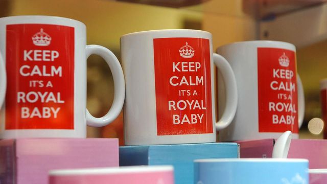 패러디 문구 '차분하게 왕실 아기를 맞이하자'가 영어로 적힌 세 개의 컵