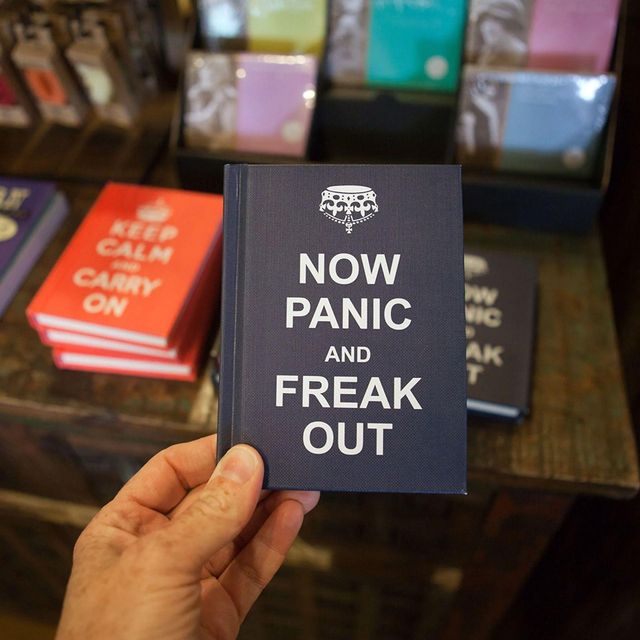 패러디 문구인 '지금은 당황하고 공포감을 느끼자'가 영어로 적힌 공책 표지