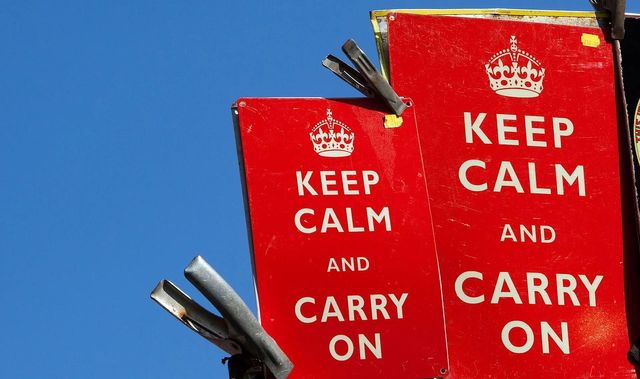 왕관 모양 아래로 '킵 캄 앤 캐리 온'이 적혀진 빨간 종이 2장