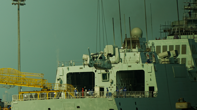 크레인으로 군함에 헬기를 하강시키는 모습