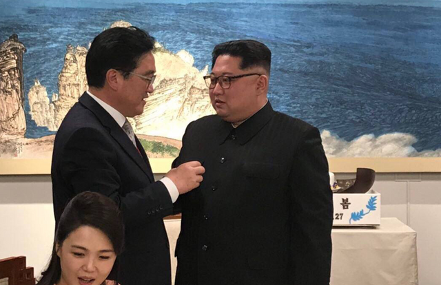 김정은 북한 국무위원장이 지난 2018년 4월 27일 판문점 평화의집에서 열린 환영만찬에서 우원식 더불어민주당 원내대표와 대화를 나누고 있다