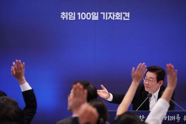 이재명과 손 든 기자들