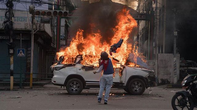 불길에 휩싸인 차량의 모습