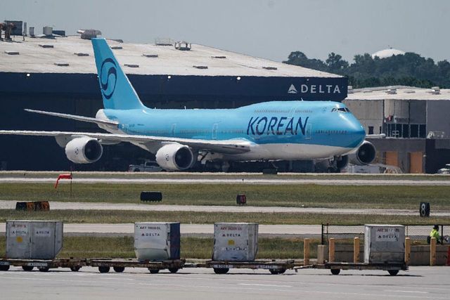 구금된 국민을 태우기 위해 미 애틀란타 공항에 정박한 대한항공 전세기