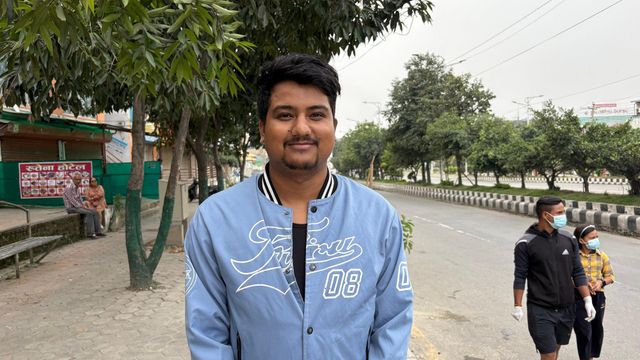 파란색 재킷을 입은 하말의 모습