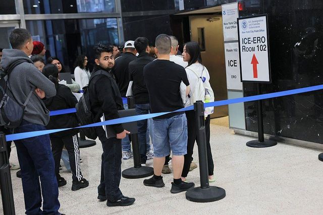 ICE 심사를 위해 기다리는 사람들 
