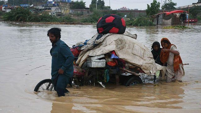 피난 가는 주민들의 모습