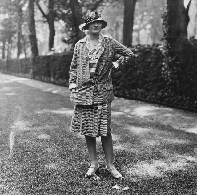 코코 샤넬 프랑스 디자이너가 직접 디자인한 주머니가 달린 의상을 입고서 파리 자택 정원에서 촬영한 사진