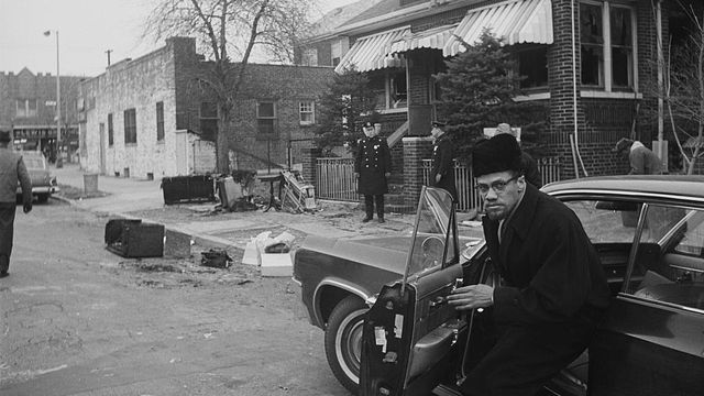 말콤 엑스가 전날 밤 화염에 휩싸인 집에서 차에서 내리는 모습