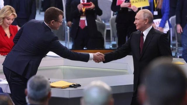 2023년 러시아 대통령 연례 기자회견에서 악수하는 파벨 자루빈과 블라디미르 푸틴