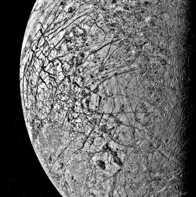 두 척의 우주선이 목성의 얼음 위성 ‘유로파’로 향해, 갈라진 표면 아래 존재하는 바다의 규모를 연구할 예정이다