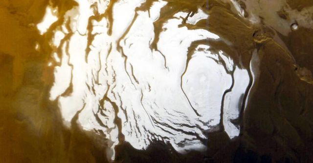 궤도 위성의 레이더를 이용한 최근 연구는 화성 남극 빙하 아래 액체 상태의 물이 존재할 가능성을 제시했다