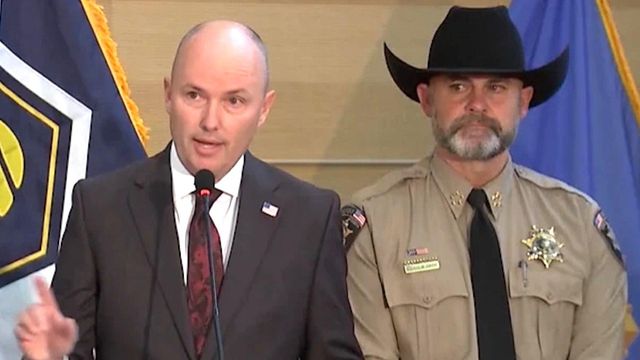 기자회견 중인 콕스 주지사와 마이크 스미스 보안관 